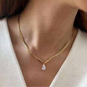 Vintage 90s Gold Plated Flat Chain Swarovski Crystal Tear Drop Necklace